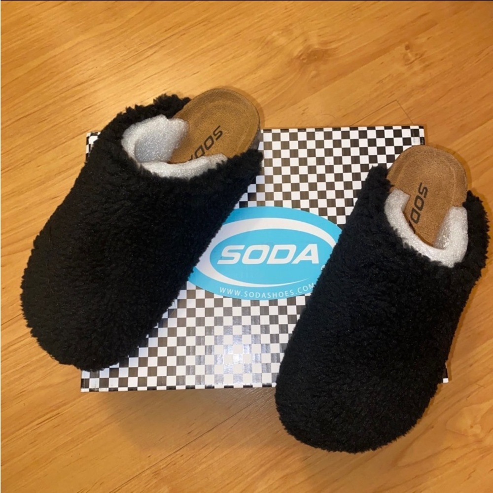 Women’s (6) Black Faux Fur Slippers. New with Box.